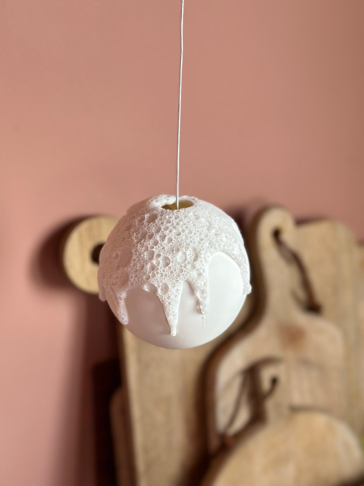 »Weihnachtskugel - Porcelain Foam Sphere, matt, 8,5 cm« — YVETTE HOFFMANN