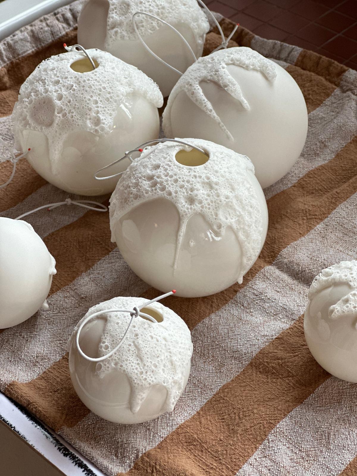 »Weihnachtskugel - Porcelain Foam Sphere, matt, 6 cm« — YVETTE HOFFMANN